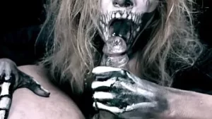 Une fille squelette suce une bite. horreur halloween