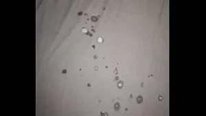Gewoon mijn ochtendroutine met een enorme cumshot op mijn bed!