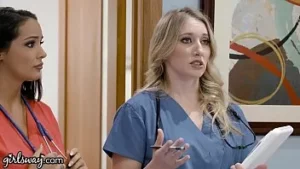L'infermiera alle prime armi di Girlsway con grandi tette ha una formazione di figa bagnata con il suo superiore