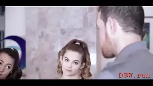 Wonderbaarlijke bimbo lily adams geniet van elk moment