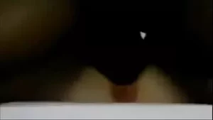 Il marito chiede a sua moglie di baciare il suo amante nero mentre scopa.