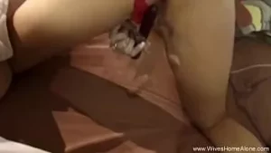 Femme au foyer brune exotique seule à la maison