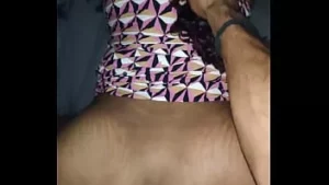 Morena encima de la fiesta completamente en rojo