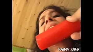 Ondeugende maagd is seksspeeltje haar strakke vaginagaatje