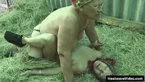 W wiejskiej scenerii dwie babcie lesbijki wymykają się od swoich obowiązków na gorącą chwilę namiętności w stodole