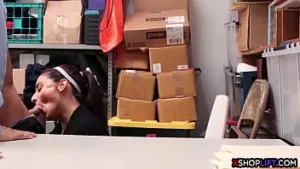 Due belle amiche scopate da un ufficiale di lp nel suo ufficio