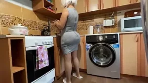 Fiul a văzut fundul mare și matur al mamei vitrege care vrea sex anal