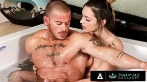 Massagem Nuru - jaye summers chupa e cavalga com força seu enorme pau para tranquilizá-lo