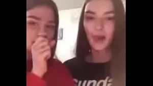 فتاة روسية نحيفة تظهر جسدها
