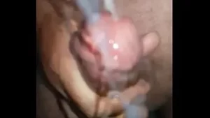 淋浴杯中的慢动作射液