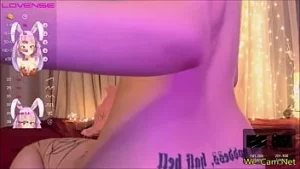 Tätowierte Asiatin fickt mit ihrem Dildo
