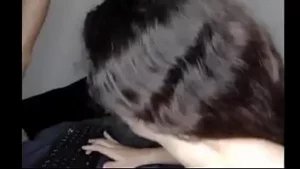 Joven zorra disfruta ser usada en la webcam para que el mundo la vea