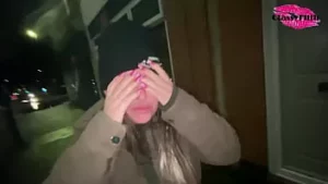 Cracky va de compras y se masturba en la calle