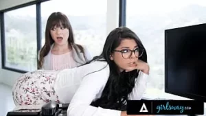 Girlsway - boze dominante baas heeft een incompetent groentje nodig om haar te bevredigen