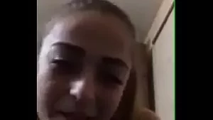Teen prende in giro le sue tette perfette sul periscopio