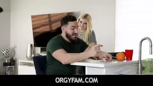 Orgyfam - la hermanastra rubia nikki quiere follar con su hermanastro
