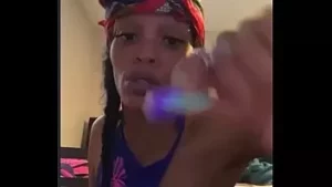 性感的女孩直截了当地抽烟，扭屁股的性感屁股