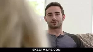زوجة الأب تعلم أختي أن تمتص الديك بشكل صحيح