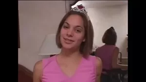 Dyrektor szkoły pozwala uroczej brunetce Desert Rose przymierzyć koronę królowej balu maturalnego, jeśli zgodzi się wyświadczyć jej małą przysługę