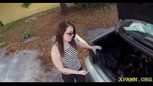 Mujer deslumbrante se baja con un gran colmillo