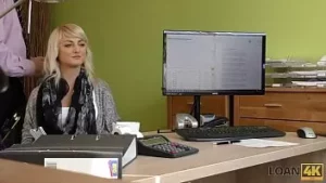 Darlehen4k. Nette junge Dame gibt einen Kopf und spreizt die Beine im Kreditbüro