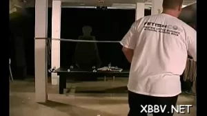 عارية فلوسي وتعلم كيفية ركوب لعبة الجنس