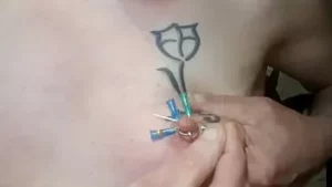 4针穿过纹身的左乳头