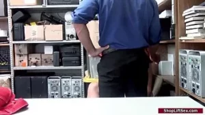 Рыжую крошку трахнул в рот пожилой офицер
