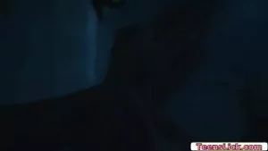 وشم في سن المراهقة يلعق صديقتها قرنية