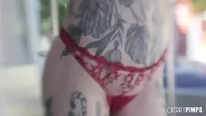 أحمر الشعر وشم بديل فتاة بيني آرتشر يلعب مع ثديها الطبيعي قبل سخيف doggystyle