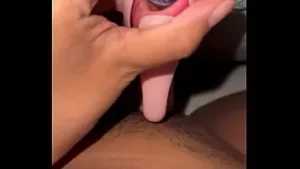 Latina de 19 ans devient excitée et se touche