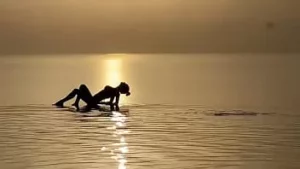 Monika Fuchs ästhetisch posiert im Meer