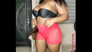 Nena africana con curvas me da un poco de entretenimiento y le rompen el coño.