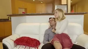 Stieftochter kümmert sich um ihren Vater hinter ihrer Mutter, vollständiges Video