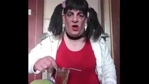 Der bisexuelle Crossdresser möchte, dass du kommst und ihm in den Mund pinkelst, und bittet dich, es ihm in der Öffentlichkeit zu tun
