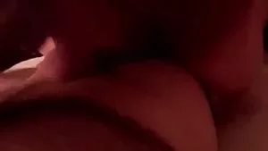 Pov - sug și mângâi penisul mare al fiului meu în timp ce el urmărește sânii mei mari