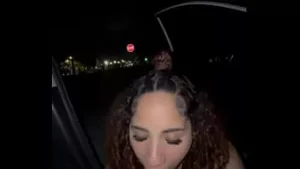 Conheci um fã e chupei seu pau grande lá fora