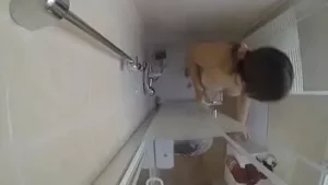 نيكا التجسس في الحمام. لديها هيئة مذهلة!