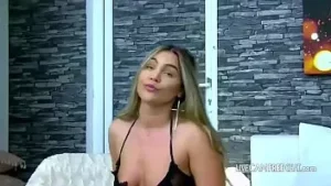 Flirter et taquiner une ado super chaude en lingerie sexy fille magnifique