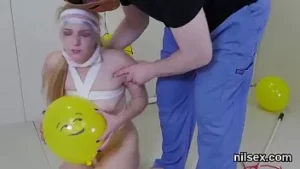 Sexy Kätzchen wurde zur hemmungslosen Behandlung in Arschloch-Irrenhaus gebracht
