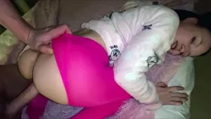 继父伸出他女儿紧致的小穴