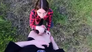 O tânără prietenă a supt un membru al unui prieten din natură