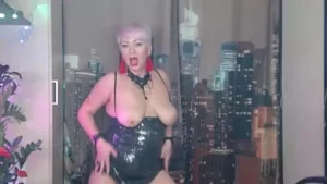 Hete dansende sexy mama, evenals haar solo masturbatie met haar benen wijd uit elkaar.!.