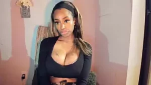 Milf tatuada con grandes tetas jugando con su coño