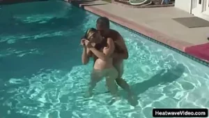 परिपक्व गर्भवती पत्नी पूल में कुछ डुबकी लगाने और पति के साथ चुदाई का आनंद ले रही है