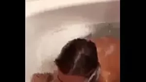 De ce o înregistrează făcând o baie pe periscop