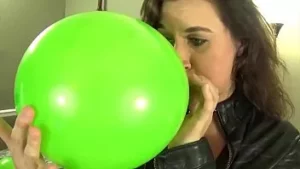 Beim Masturbieren Kaugummiblasen und Luftballons blasen