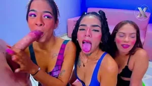 三个欲火中烧的荡妇和她们的同学做爱