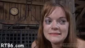 精力充沛的黑发美女正在玩弄她的紧逼
