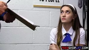 سرقت الكنيسة في سن المراهقة sera ryder دسار لكن تم القبض عليها بالجرم المشهود